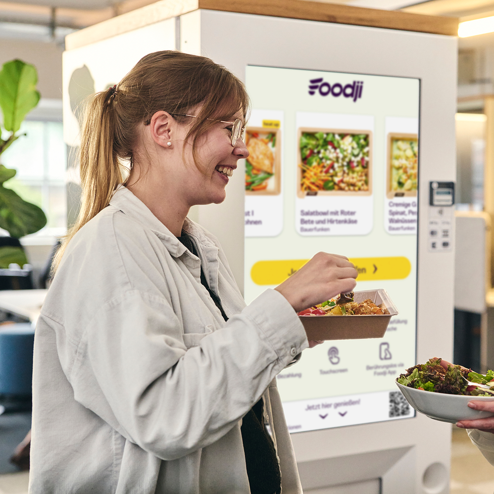 Mood image of a person eating a Foodji product